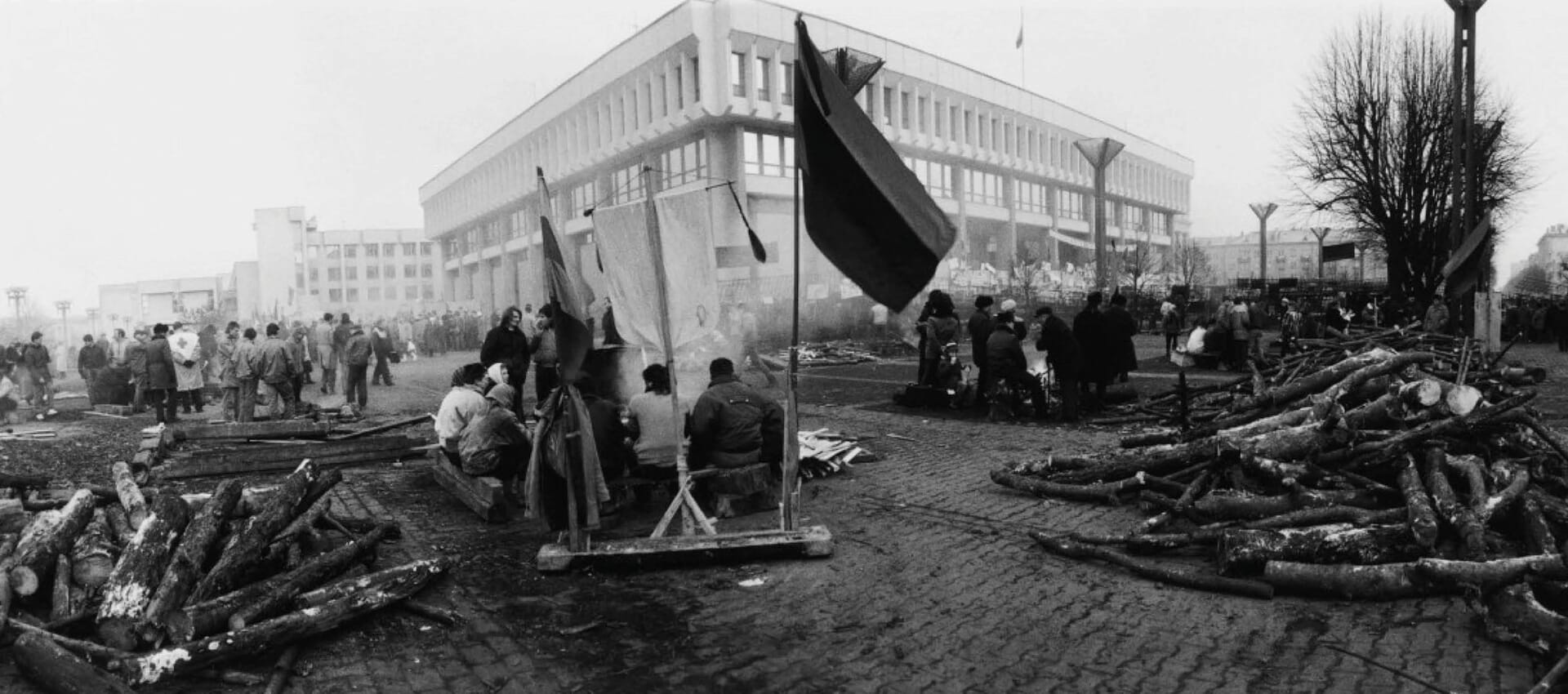 Budėjimas prie Lietuvos Respublikos Aukščiausios Tarybos rūmų, Vilnius, 1991 m., sausio mėn. Fotografas Zenonas Nekrošius (LGGRTC archyvo nuotr.)