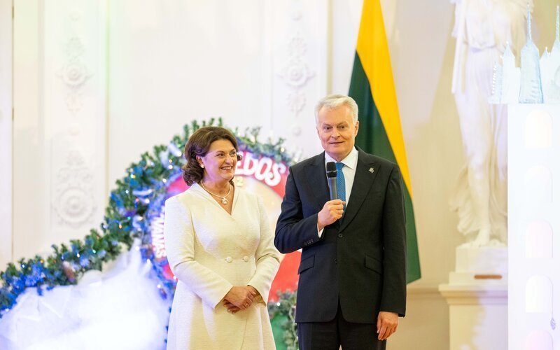 Prezidentas ir pirmoji ponia dalyvauja Kalėdų eglutės įžiebimo šventėje (Lietuvos Respublikos Prezidento kanceliarijos nuotraukos/ Robertas Dačkus)