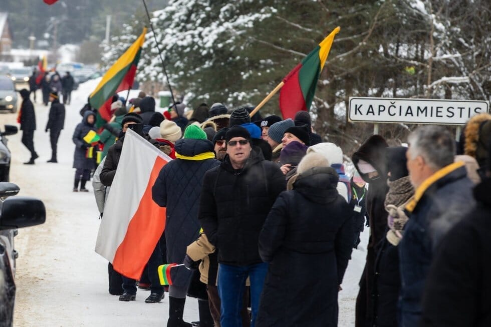 Gyvoji grandinė Kapčiamiestyje (Teodoras Biliūnas/ BNS nuotr.)