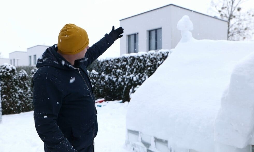 Bažnyčią iš sniego nulipdęs Kauno rajono gyventojas kviečia aukoti Ukrainai: „Norėjosi išreikšti dėkingumą“ (nuotr. stop kadras)