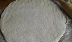 Tešlą padalinkite į 2 dalis ir iškočiokite iki 1 cm storio.