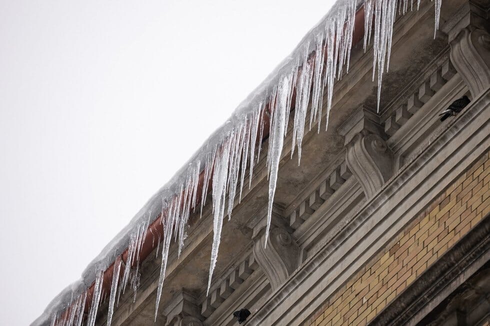 Varvekliai virš galvos: kas turi pasirūpinti, kad žiema netaptų pavojinga? (nuotr. Vilniaus miesto savivaldybės)