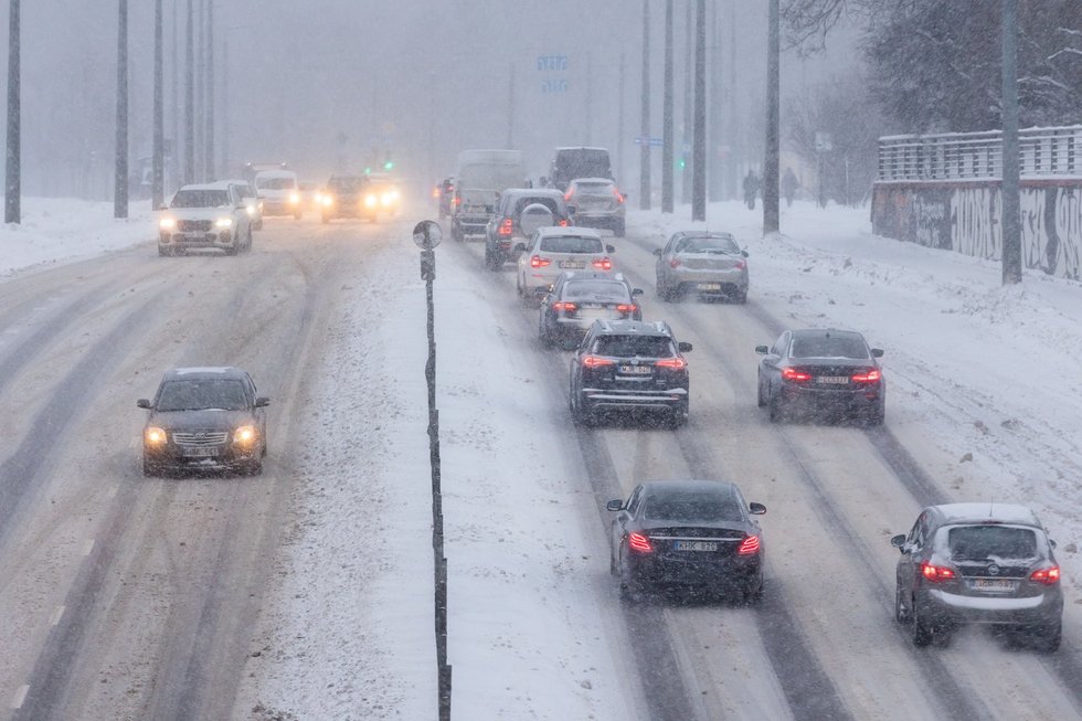 Automobilių eismas žiemą (Patricija Adamovič / BNS nuotr.) Automobilių eismas žiemą (Patricija Adamovič / BNS nuotr.)