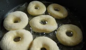 Kepkite spurgas aliejuje iki auksinės spalvos.