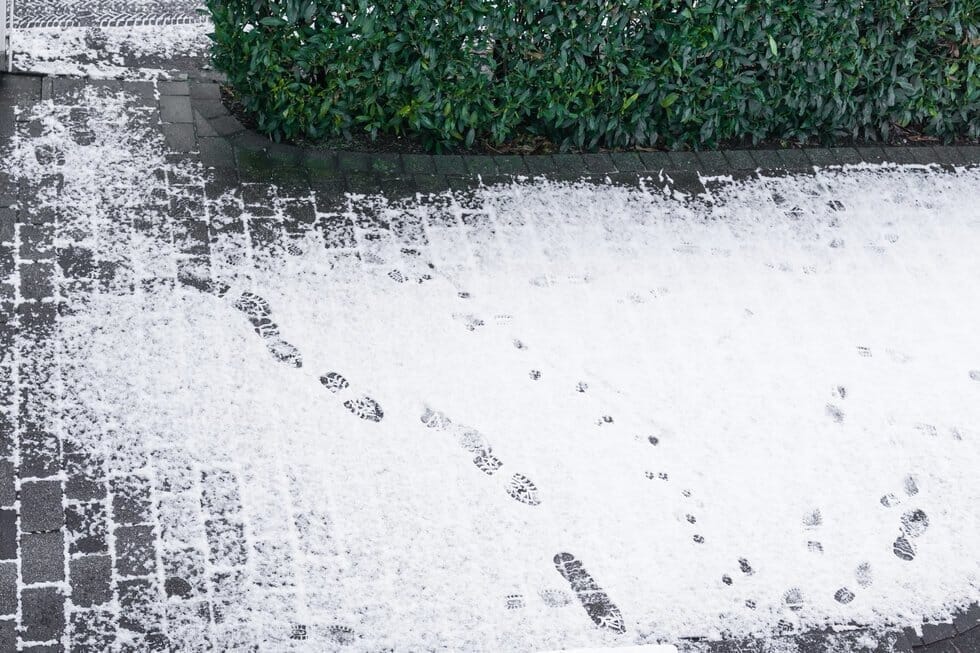 Apsnigtas šaligatvis (asociatyvi nuotr.) (nuotr. 123rf.com)