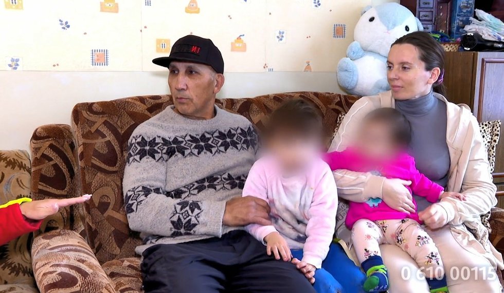 Antstoliai be skrupulų areštavo 2 mažus vaikus auginančios šeimos sąskaitą: negali nusipirkti net duonos (nuotr. stop kadras)