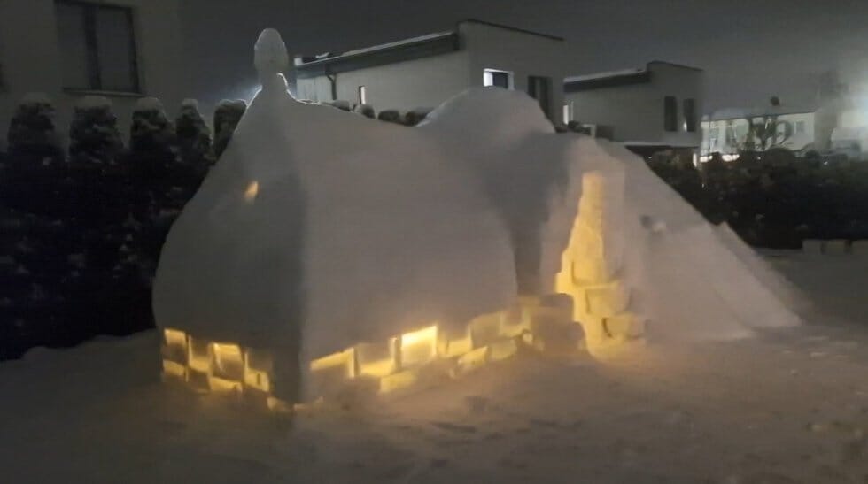 Bažnyčią iš sniego nulipdęs Kauno rajono gyventojas kviečia aukoti Ukrainai: „Norėjosi išreikšti dėkingumą“ (nuotr. stop kadras)